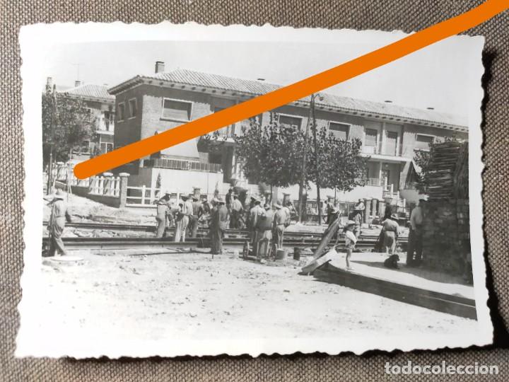 Fotografia antica: Antigua fotograf&iacute;a. hombres trabajando en la v&iacute;a del tren. a&ntilde;o 1950.