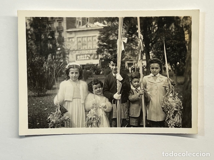 Fotografia antica: NI&Ntilde;OS FOTOGRAF&Iacute;A. Domingo de Ramos de 1951, orgullosos de sus Palmas&hellip;