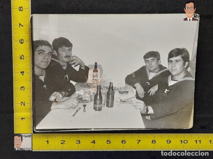 Alte Fotografie: MARINEROS EN LA CANTINA / FOTO ANTIGUA CADIZ / A&Ntilde;O 1973 / EJ&Eacute;RCITO ARMADA ESPA&Ntilde;A