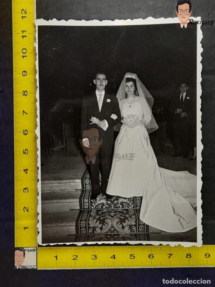 Fotografia antiga: PAREJA DE NOVIOS EL D&Iacute;A DE SU BODA / FOTO ANTIGUA EN BLANCO Y NEGRO - A&Ntilde;OS 50/60 - ESPA&Ntilde;A