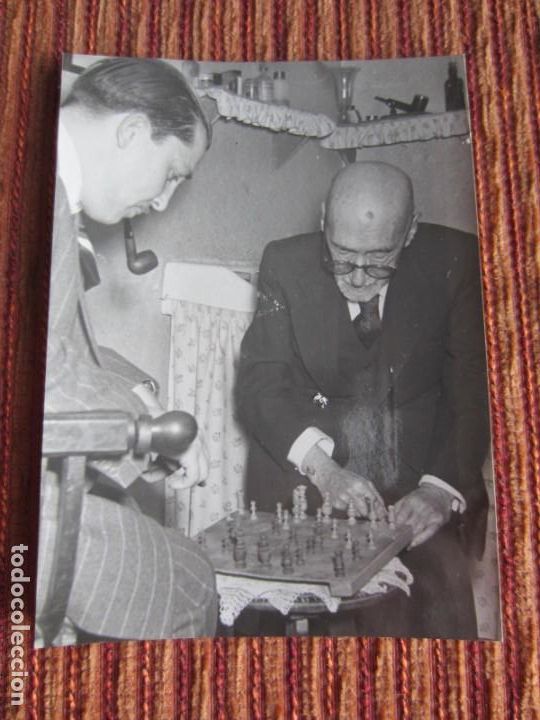 Fotograf&iacute;a antigua: 1950c-JACINTO BENAVENTE JUGANDO AL AJEDREZ CON EL PERIODISTA AURELIO.DE SUS &Uacute;LTIMAS FOTOS.ORIGINAL