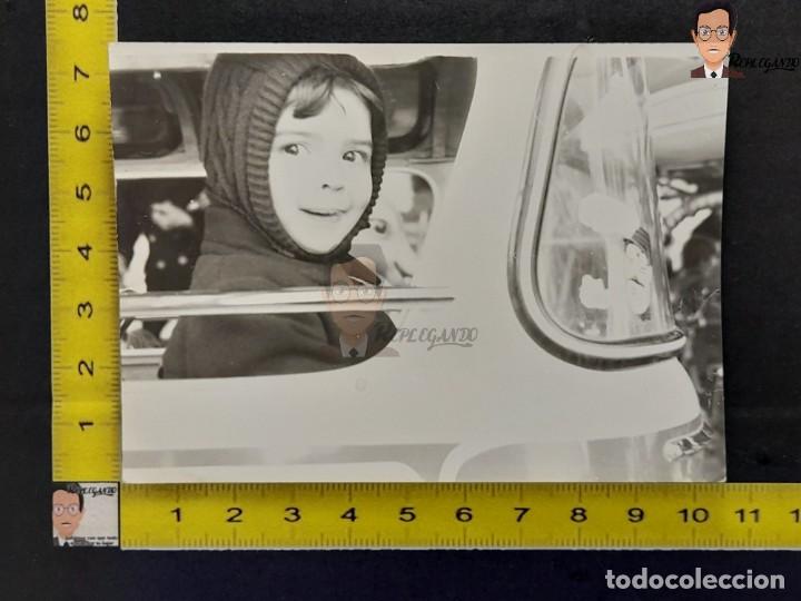 Alte Fotografie: NI&Ntilde;O SONRIENDO EN AUTOB&Uacute;S DE TIOVIVO / FOTO ANTIGUA EN BLANCO Y NEGRO - A&Ntilde;OS 60 - CARRUSEL FERIA