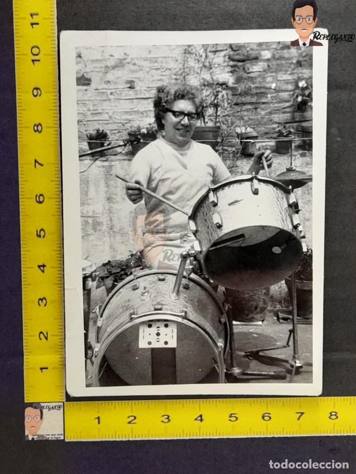 Fotografia antiga: MUJER TOCANDO LA BATER&Iacute;A / FOTO ANTIGUA EN BLANCO Y NEGRO - A&Ntilde;OS 60 - ESPA&Ntilde;A - M&Uacute;SICA INSTRUMENTO