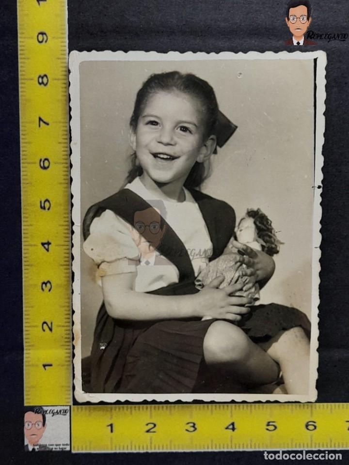 Alte Fotografie: NI&Ntilde;A SONRIENDO CON SU MU&Ntilde;ECA / FOTO ANTIGUA DE ESTUDIO EN BLANCO Y NEGRO - A&Ntilde;OS 50/60 - ESPA&Ntilde;A