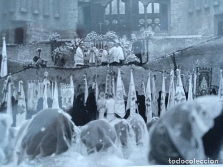 Fotograf&iacute;a antigua: FOTO JOVENES DE ACCION CATOLICA MISA FRENTE A LA SAGRADA FAMILIA (BARCELONA) A&Ntilde;OS 50 RELIGION