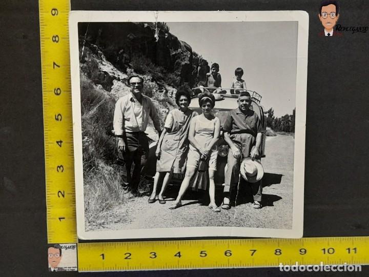 Fotograf&iacute;a antigua: FAMILIA CON SU FURGONETA CITROEN 2CV / FOTO ANTIGUA EN BLANCO Y NEGRO - A&Ntilde;OS 60 - ESPA&Ntilde;A