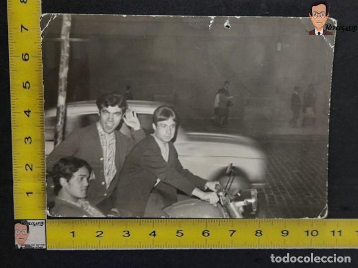 Alte Fotografie: GRUPO DE AMIGOS EN SIDECAR / FOTO ANTIGUA EN BLANCO Y NEGRO / A&Ntilde;OS 60 / ESPA&Ntilde;A / MOTO / COCHE