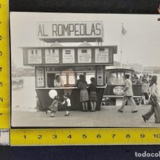 Fotografía antigua: AL ROMPEOLAS / NUESTRA SEÑORA DE LA PALOMA / FOTO ANTIGUA BARCELONA - AÑOS 50/60 - PUERTO BARCO. Lote 331316093