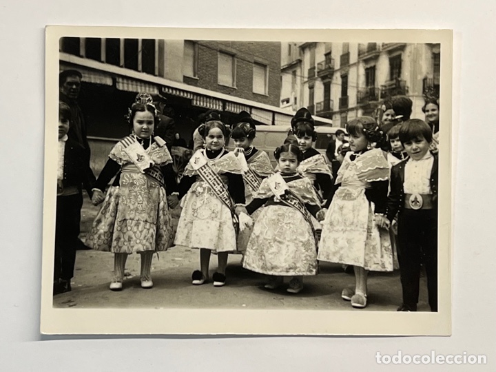 Fotografia antica: FALLAS.. Fallera fotograf&iacute;a. El Alma de la fiesta los ni&ntilde;os&hellip; desfilando por Ruzafa..(h.1960?)