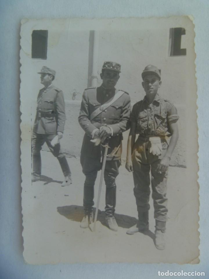 Fotograf&iacute;a antigua: FOTO DE MILITARES POSANDO: TENIENTE DE GALA CON SABLE Y QUINTO. ALMERIA 1961