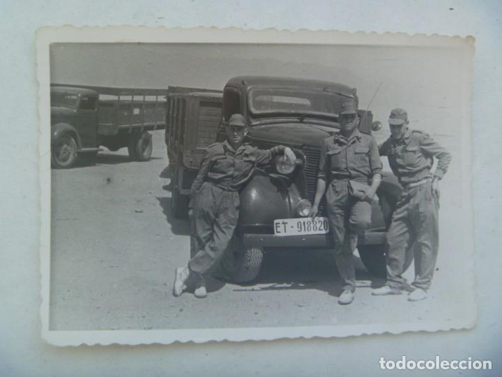 Fotografia antiga: FOTO DE MILITAR CON ROPA DE CAMPA&Ntilde;A Y ALPARGATAS JUNTO A CAMION MATRICULA ET