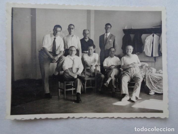 Fotografia antica: FOTO DE SE&Ntilde;ORES POSANDO UNO CON CAMISETA DE TIRANTAS. DE LABORATORIOS ELBA