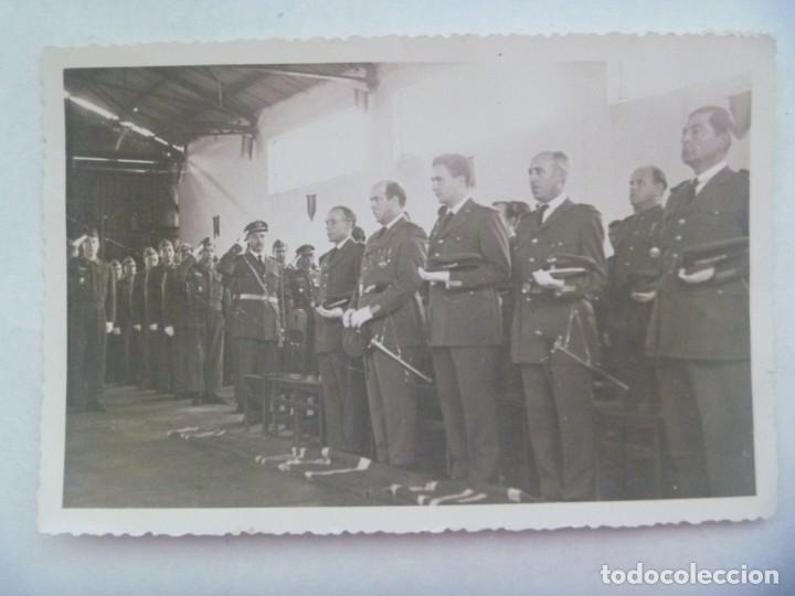 Fotograf&iacute;a antigua: AVIACION : FOTO DE BRIGADASY TROPA DEL EJERCITO DEL AIRE EN MISA DENTRO DE UN HANGAR