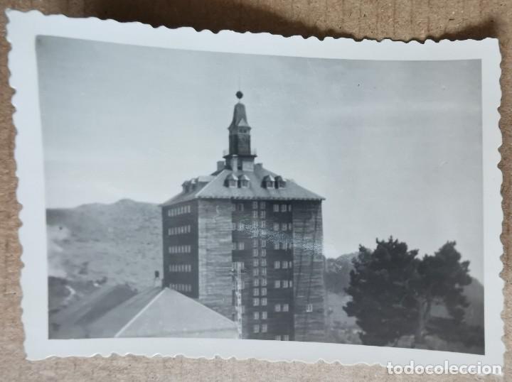 Fotograf&iacute;a antigua: FOTO ANTIGUA ORIGINAL E INEDITA PUERTO DE NAVACERRADA ESTACION DE ESQUI 1958 MEDIDAS 63 MM X 81 MM