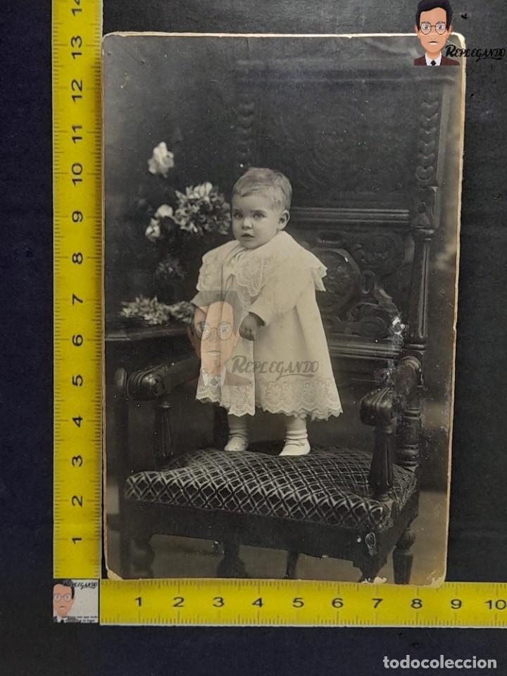 Alte Fotografie: NI&Ntilde;O DE PIE SOBRE SILLA / FOTO ANTIGUA DE ESTUDIO EN BLANCO Y NEGRO - PRINCIPIOS SIGLO XX - DAGUERRE