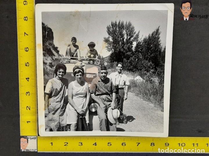 Fotograf&iacute;a antigua: FAMILIA CON SU FURGONETA CITROEN 2CV / FOTO ANTIGUA EN BLANCO Y NEGRO - A&Ntilde;OS 60 - ESPA&Ntilde;A