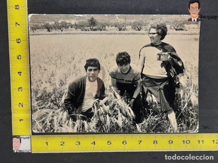 Fotografia antica: FAMILIA EN CAMPO DE TRIGO / MUJER Y CHICOS / FOTO ANTIGUA EN BLANCO Y NEGRO - A&Ntilde;OS 50 - ESPA&Ntilde;A