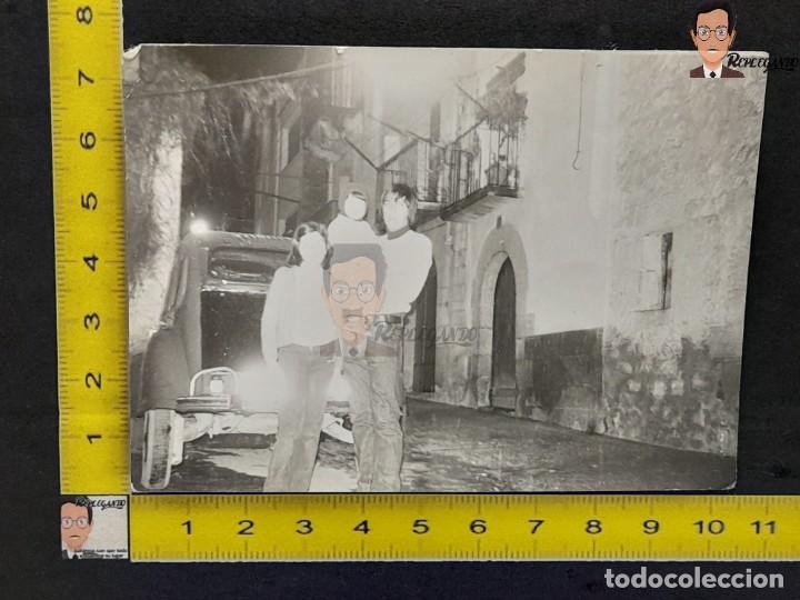Fotograf&iacute;a antigua: JOVEN FAMILIA CON SU COCHE CITROEN 2CV / FOTO ANTIGUA EN BLANCO Y NEGRO - A&Ntilde;OS 60 - ESPA&Ntilde;A