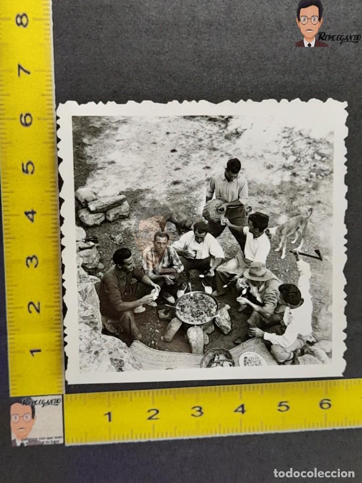 Fotografia antica: AMIGOS DE PAELLA EN EL CAMPO / FOTO ANTIGUA EN BLANCO Y NEGRO - A&Ntilde;OS 40/50 - ESPA&Ntilde;A COSTUMBRISMO