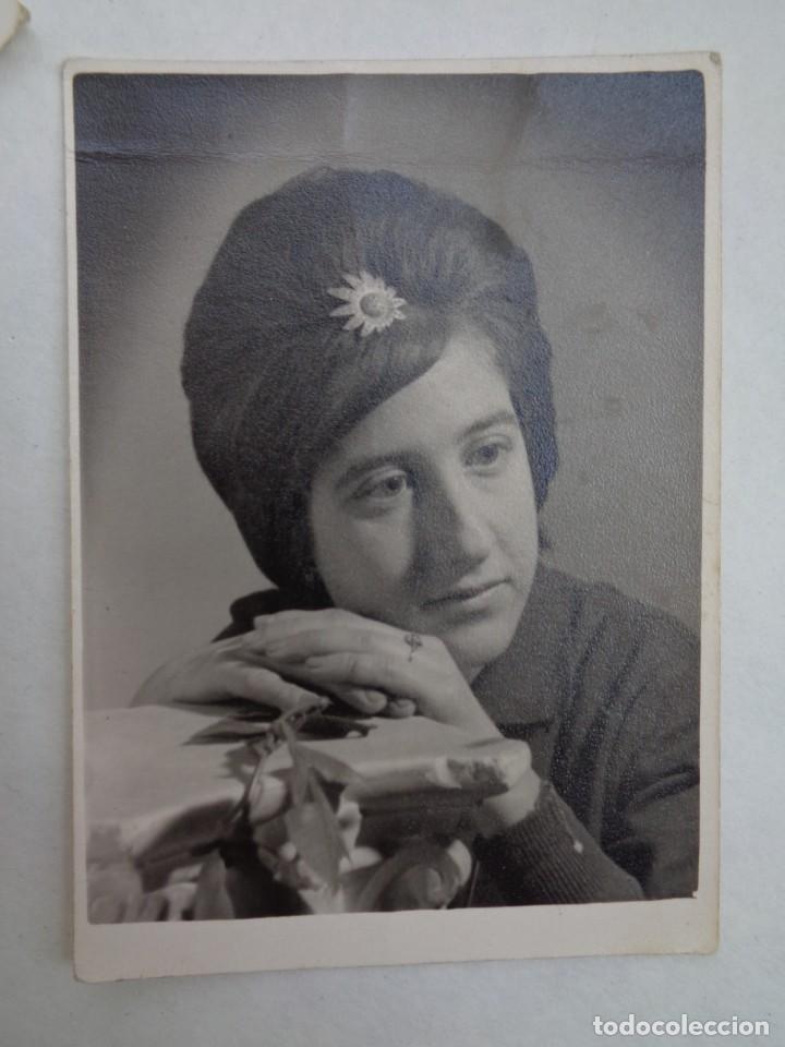 Fotografia antiga: PRECIOSA FOTO DE ESTUDIO DE SE&Ntilde;ORITA CON FLOR EN EL PELO, 1962