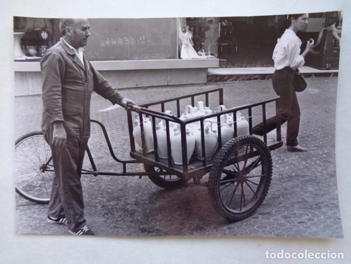 Fotograf&iacute;a antigua: FOTO DE UN VENDEDOR AMBULANTE DE BOTIJOS CON BICI-CARRO ... 11,5 X 17 CM