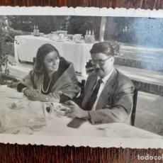 Fotografía antigua: BERNARDINO GARCÍA TIZÓN CON SU MUJER TOMANDO CAFÉ EN UNA MESA EN LA CALLE. Lote 335938273