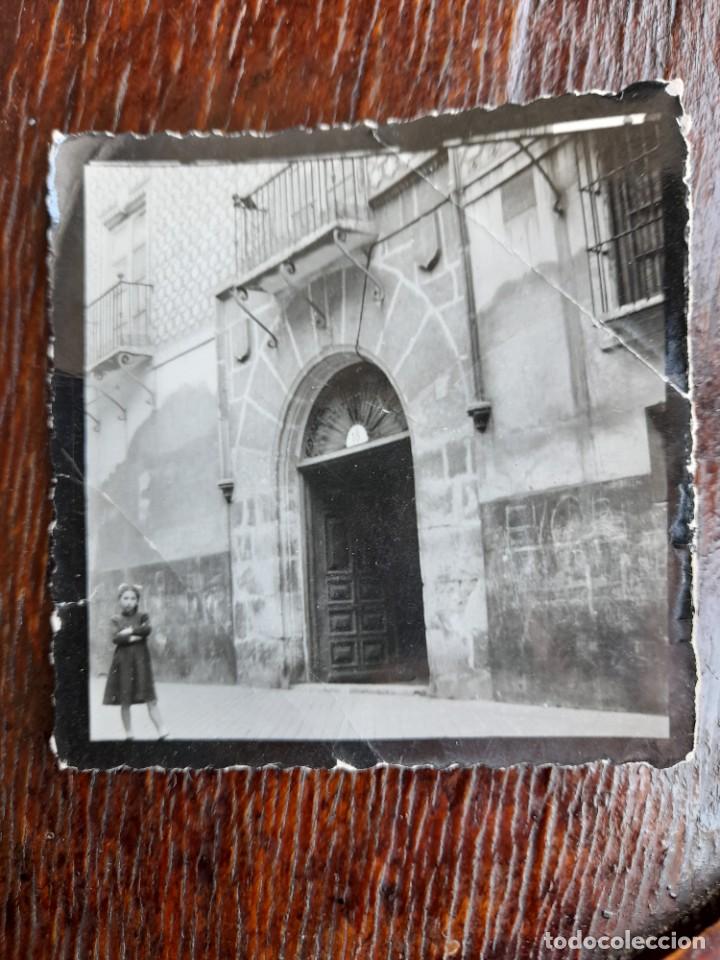 Alte Fotografie: Ni&ntilde;a la puerta de un palacio d&eacute;cada de los 50 m&aacute;s o menos