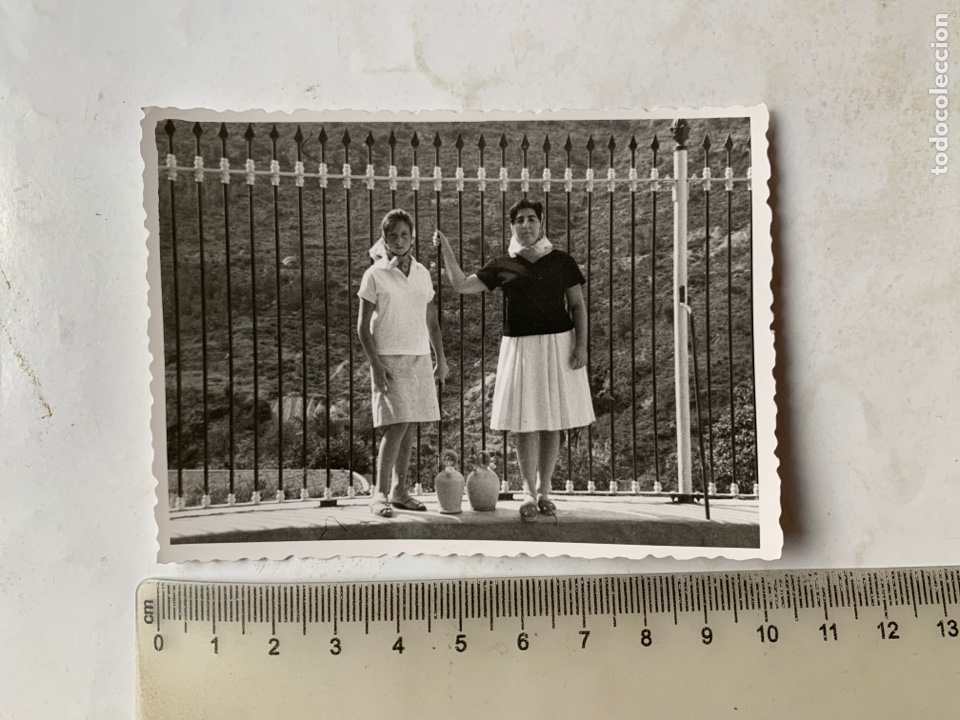 Fotograf&iacute;a antigua: FOTO. CON LOS BOTIJOS EN LA FUENTE. FOT&Oacute;GRAFO?.