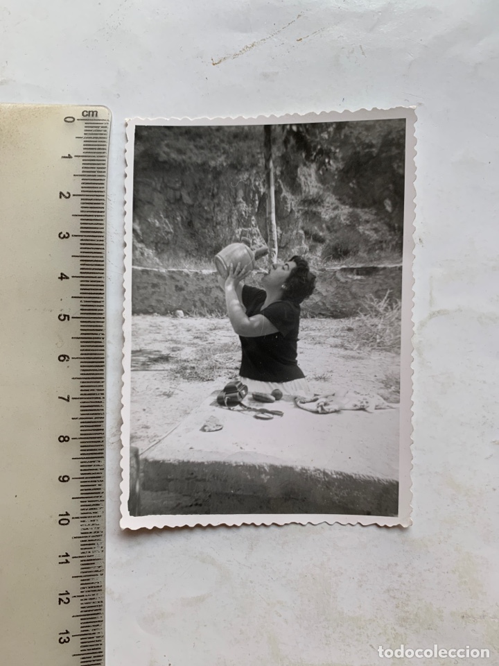 Fotograf&iacute;a antigua: FOTO. UN TRAGO DE AGUA FRESCA DEL BOTIJO. FOT&Oacute;GRAFO?.