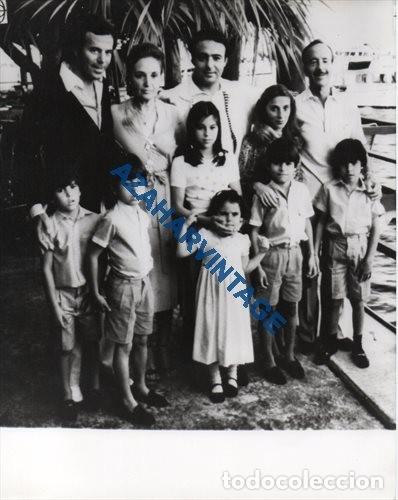 Fotograf&iacute;a antigua: 1982, FAMILIA JULIO IGLESIAS, TRAS LIBERACION SECUESTRO ETA DEL DR.IGLESIAS, 18X24 CMS