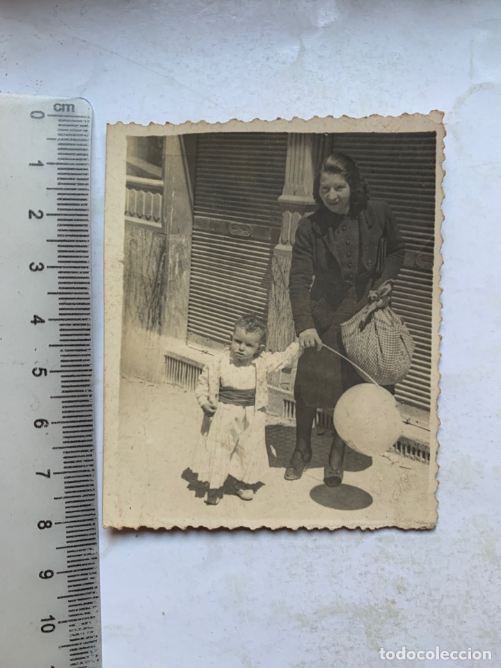 Fotografia antiga: FOTO. PEQUE&Ntilde;O DE PRIMEROS PASOS VESTIDO DE HUERTANO CON SU MADRE. FOT&Oacute;GRAFO?.