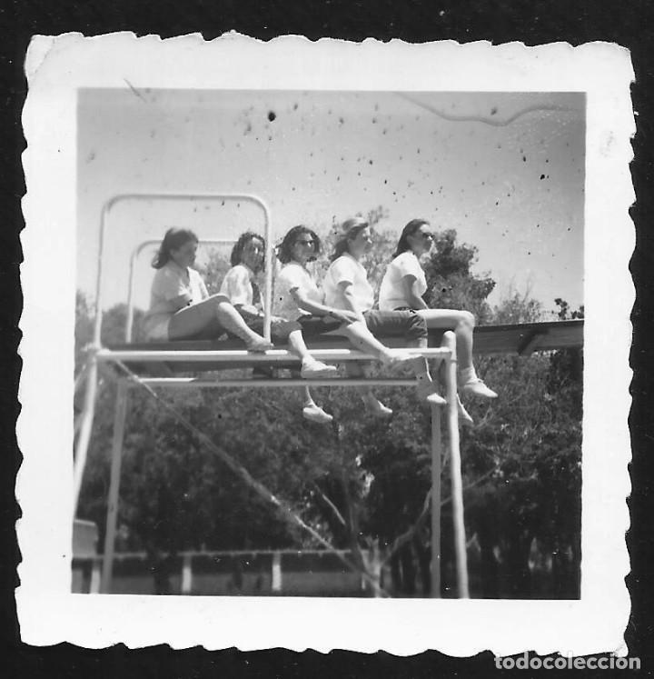 Fotografía antigua: 2226 - Bonitas señoritas sentadas juntas sobre el trampolín - Pequeña Foto 6x6cm 1950 - Foto 1 - 339341868