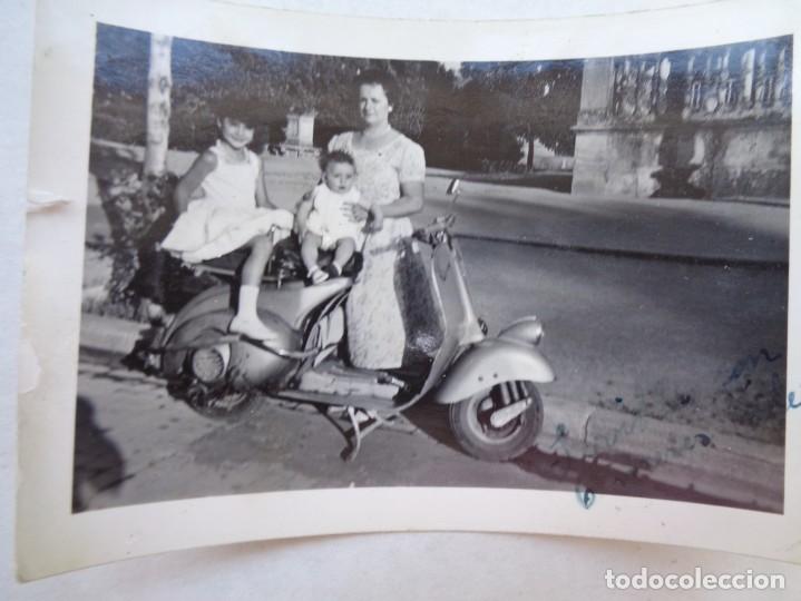 Fotograf&iacute;a antigua: FOTO DE MUJER Y NI&Ntilde;OS EN UNA MOTO VESPA