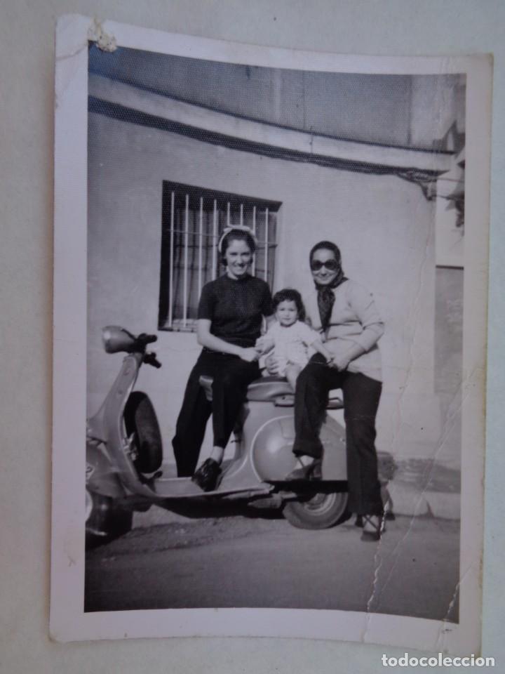 Fotograf&iacute;a antigua: FOTO DE MUJERES Y NI&Ntilde;O EN UNA MOTO VESPA