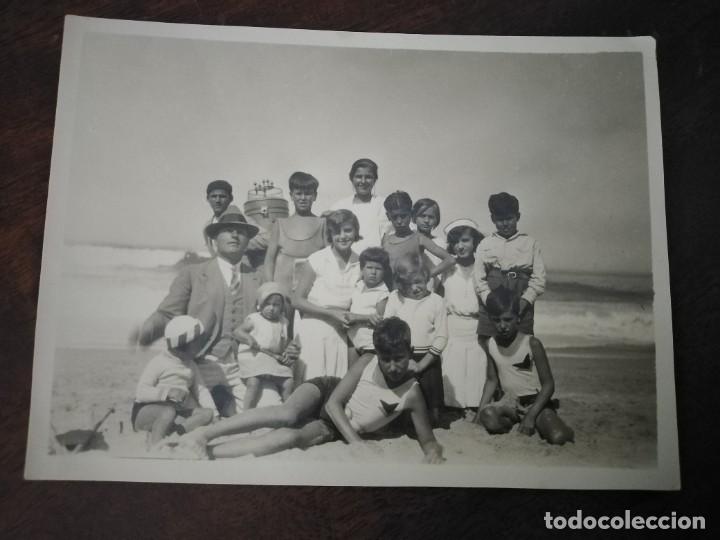 Fotografia antica: Fotograf&iacute;a Playa Figueira da Foz, Portugal, grupo con barquillero y cuidadoras.