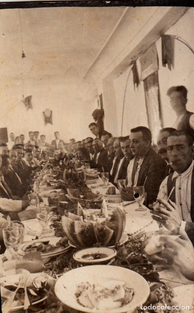 Fotograf&iacute;a antigua: Magn&iacute;fica fotograf&iacute;a costumbrista. Gran comilona de labradores. A&ntilde;os 20. yy