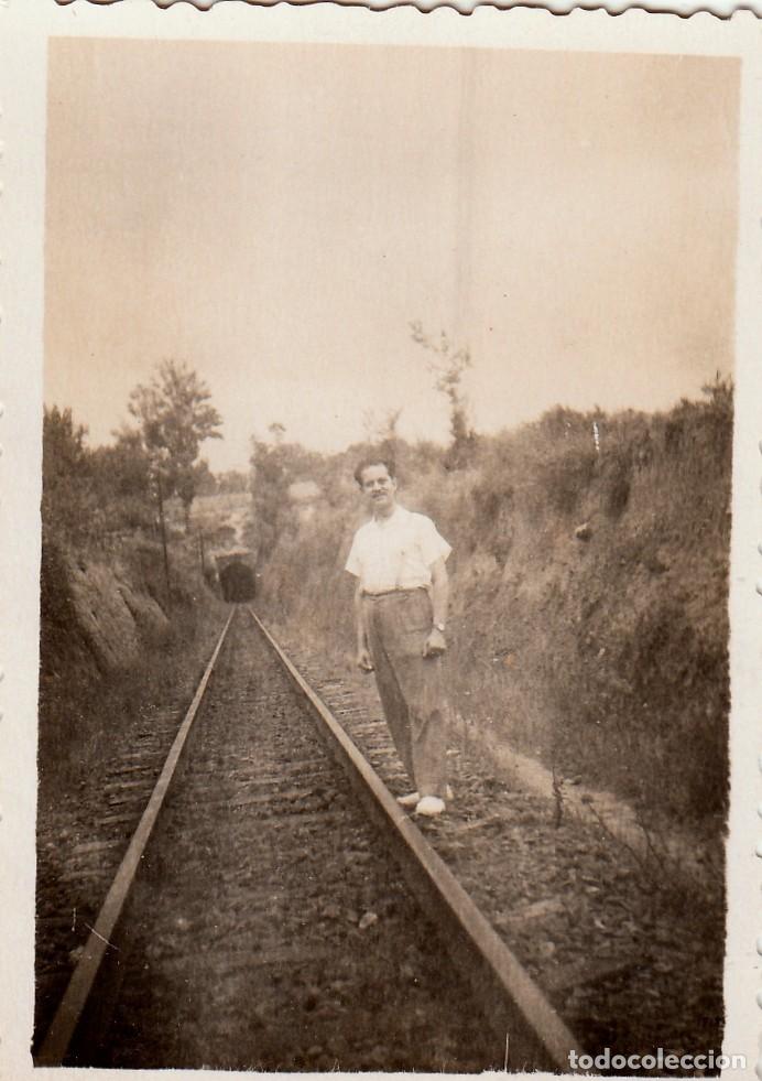 Fotograf&iacute;a antigua: Caballero en las v&iacute;as del tren, ferrocarril. T&uacute;nel. A&ntilde;os 50. yy