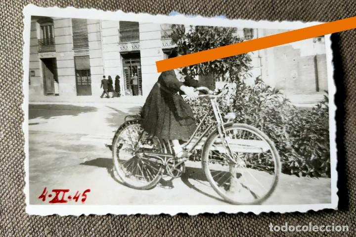Photographie ancienne: Antigua fotograf&iacute;a. Ni&ntilde;a con bicicleta. A&ntilde;os 40.