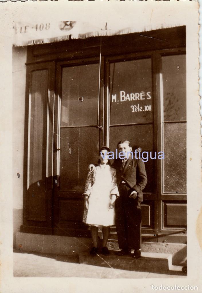 Fotografia antiga: Bonita fotograf&iacute;a. Retrato de pareja frente a su comercio. M. Barr&eacute;s, Tel&eacute;fono 108 A&ntilde;os 20