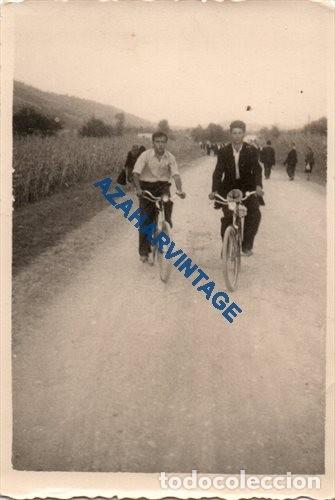 Fotograf&iacute;a antigua: Antigua fotograf&iacute;a. jovenes con bicicleta. foto a&ntilde;os 40. 60X88MM
