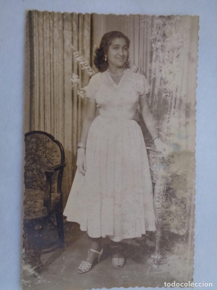 Photographie ancienne: PRECIOSA FOTO DE ESTUDIO DE CHICA DE BLANCO, SEGURAMENTE NOVIA. SEVILLA, 1956