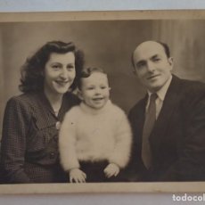 Fotografía antigua: PRECIOSA FOTO DE ESTUDIO DE FAMILIA ESPAÑOLA EN FRANCIA . PARIS, 1952 ... 12,5 X 17,5 CM. Lote 341375588