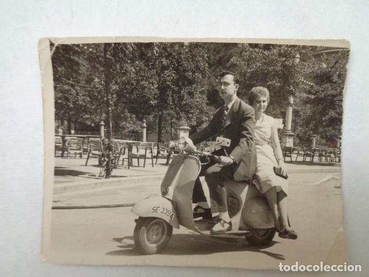 Fotograf&iacute;a antigua: FOTO DE PAREJA EN UNA MOTO VESPA MATRICULA DE SEVILLA, 1958