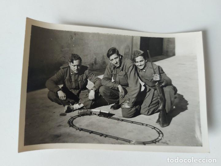 Fotograf&iacute;a antigua: ANTIGUA FOTOGRAFIA DE ALUMNOS MILITARES DE LA ESCUELA DE AUTOMOVILISMO JUGANDO CON TREN RICO PAYA -