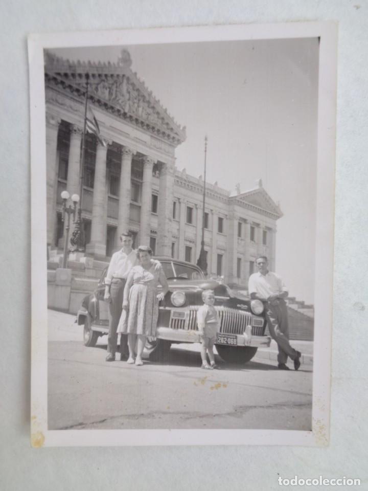 Alte Fotografie: FOTO DE FAMILIA Y COCHE DE EPOCA MATRICULA DE MONTEVIDEO ( URUGUAY )
