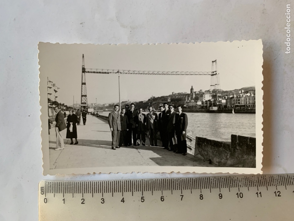 Fotografia antiga: FOTO. PORTUGALETE. AMIGOS JUNTO A LA R&Iacute;A DE BILBAO. FOT&Oacute;GRAFO?.
