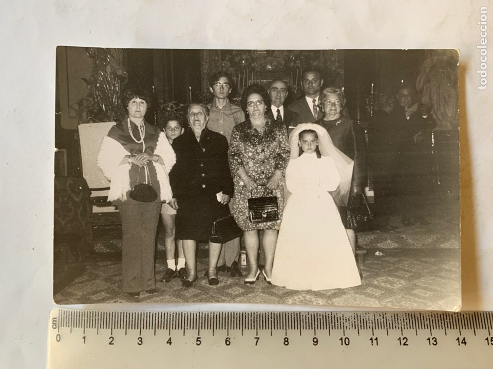 Fotografia antiga: FOTO. FAMILIARES CON LA NI&Ntilde;A DE PRIMERA COMUNI&Oacute;N EN LA IGLESIA. FOT&Oacute;GRAFO?.