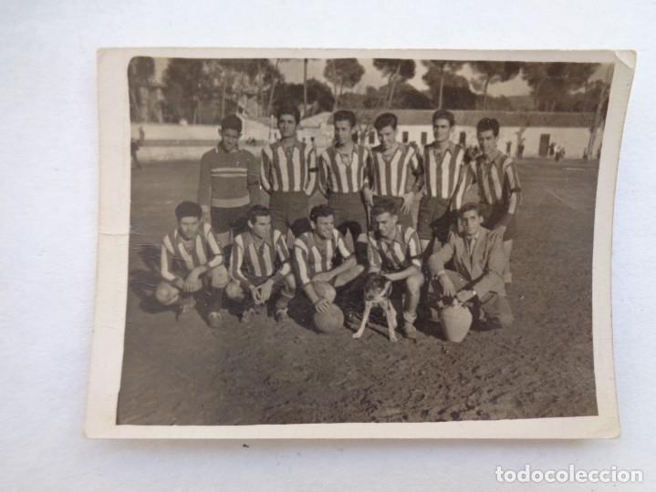Fotograf&iacute;a antigua: FOTO DE EQUIPO DE FUTBOL DE JOVENES, CON PERRO Y BOTIJO