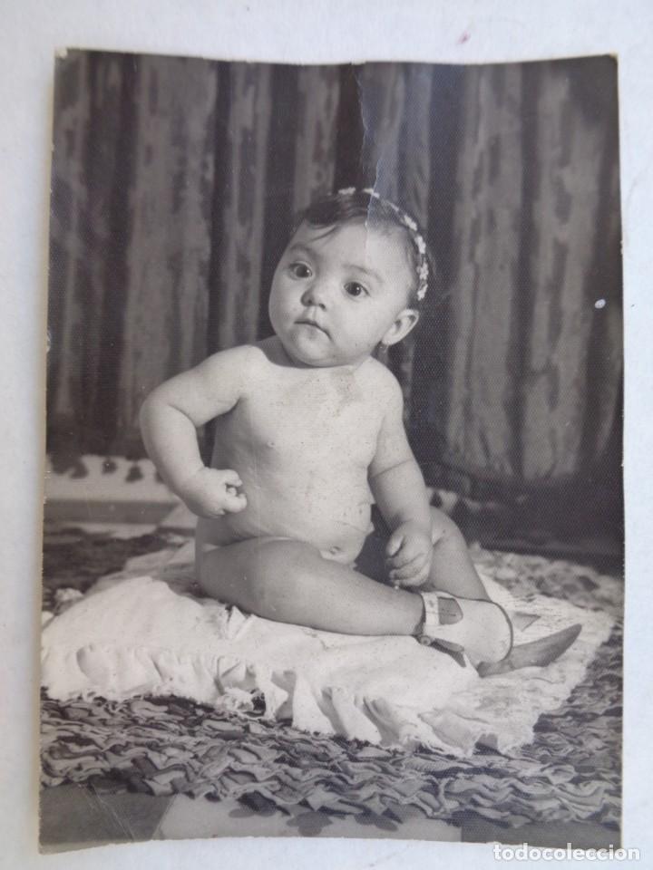 Photographie ancienne: PRECIOSA FOTO DE ESTUDIO DE BEBE TAL SE VE , 1962. DE RATASI, SEVILLA