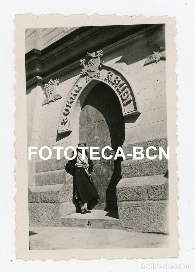 Fotograf&iacute;a antigua: FOTO ORIGINAL MUJER PUERTA ENTRADA CASA TORRE R RUBI A&Ntilde;OS 20/30